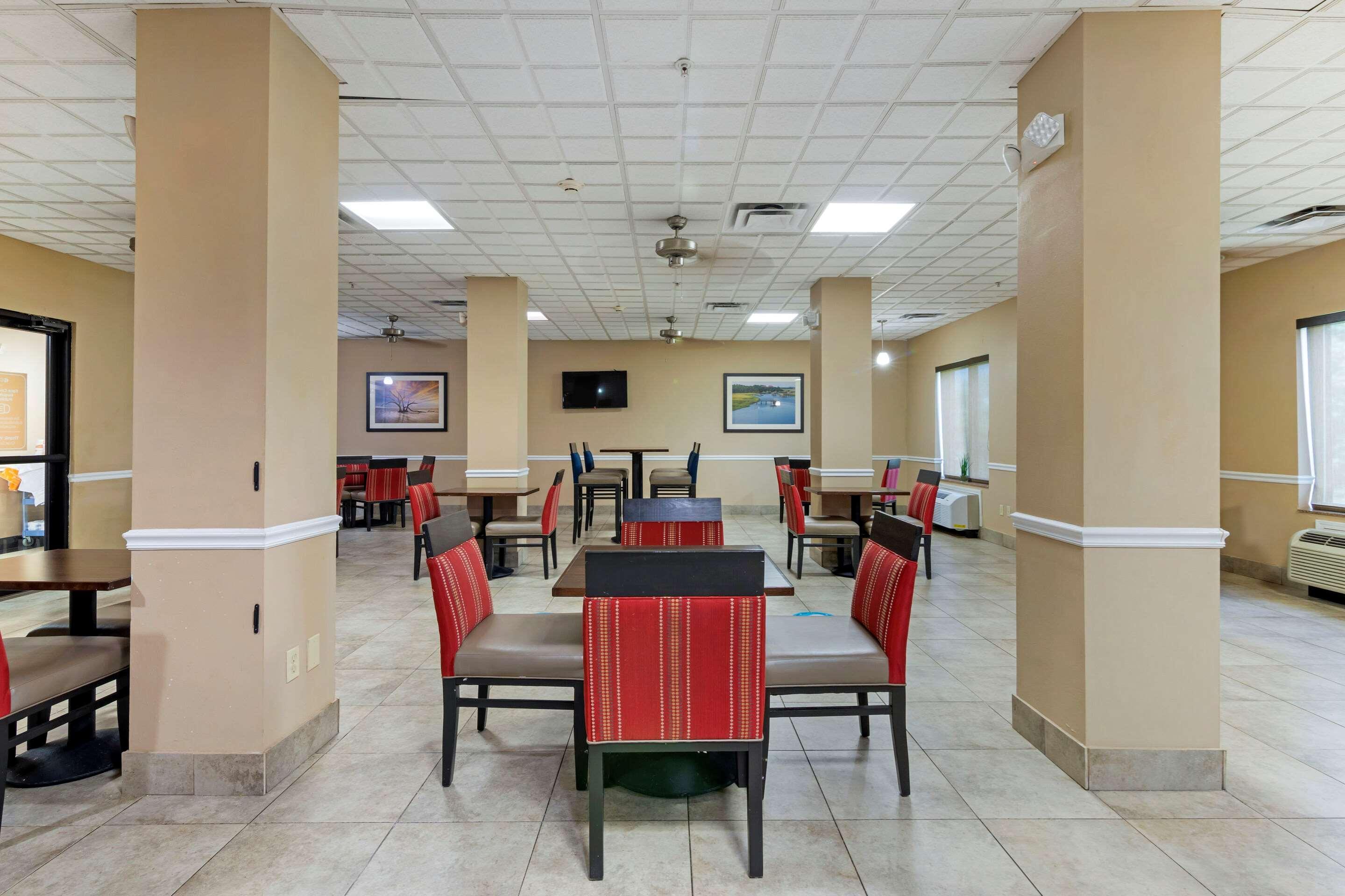 Comfort Suites Savannah North Порт Уэнтворт Экстерьер фото